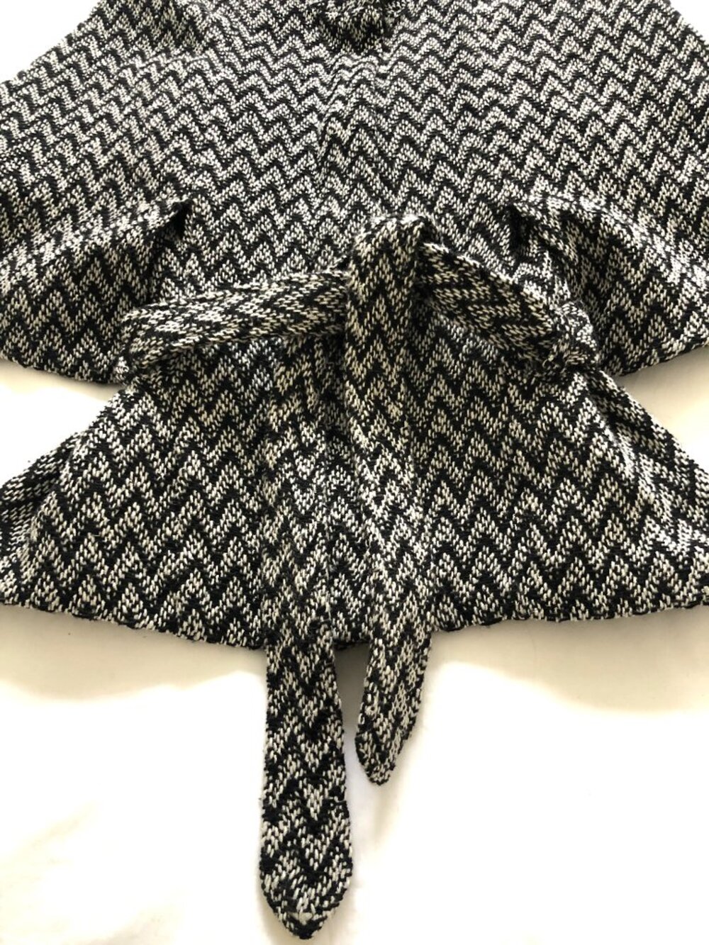 BB Dakota - Black & White Chevron Herringbone Cape with belt wrap - Size S - Picture 3 of 11